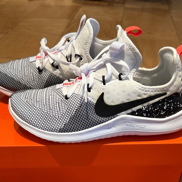 Nike Women’s FREE TR 8 - Picture 2 of 5